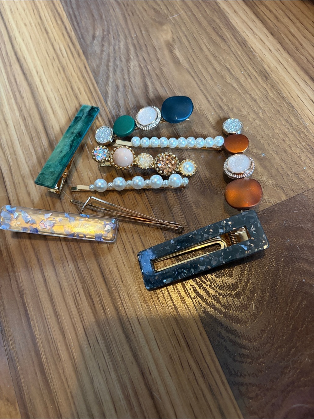 Assorted Women’s Decorative Hair Clips in Green, Pearl, Amber and Black